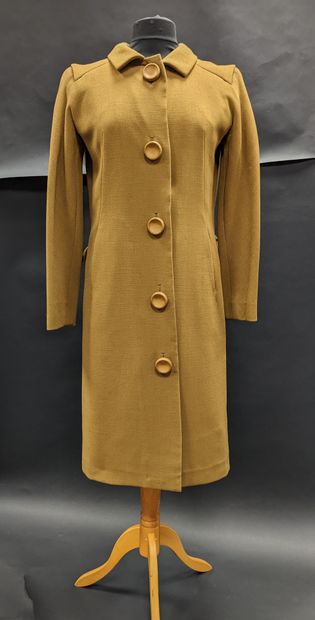 null 
JEAN PATOU PARIS, manteau en crêpe de soie marron datant des années 1960, fermant...