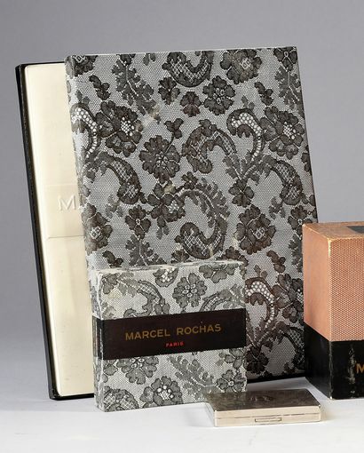 null MARCEL ROCHAS
« Femme » - (1944)
Lot comprenant une paire de bas parfumé « Femme...