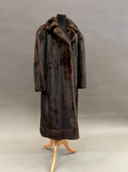 null REVILLON, manteau trois quart en vison brun, fermeture croisée. Taille 40.