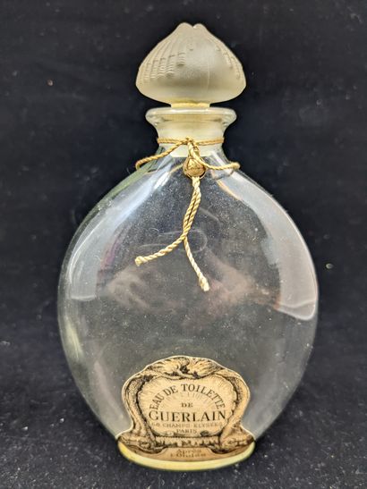 null GUERLAIN – (Années 1930)

Deux flacons en verre incolore pressé moulé, le parfum...