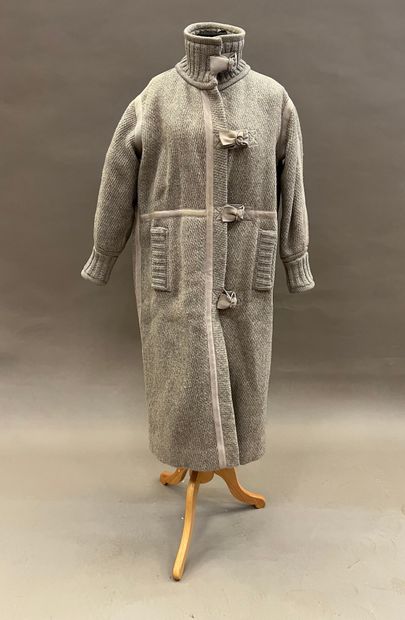 null COURREGES, manteau en laine et mohair gris, quatre fermetures en ruban et doubles...