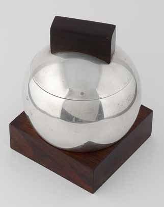Jean E. PUIFORCAT Un sucrier en argent de forme ronde, posant sur une base en bois...