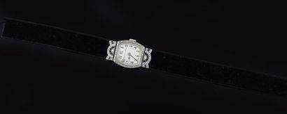 VAN CLEEF & ARPELS Une montre-bracelet de dame de forme tonneau en platine, sertie...