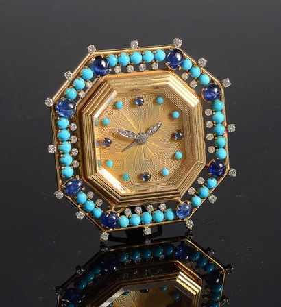 BULGARI Une pendulette en or de forme octogonale dans un encadrement en cabochons...