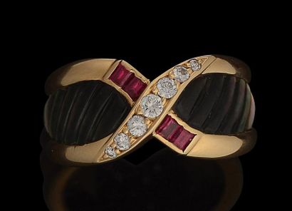 MAUBOUSSIN Bague en or jaune, croisée de diamants et de rubis calibrés, épaulée de...