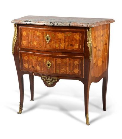 null Commode sauteuse en bois de rose marqueté en bois de placage de fleurs sur la...