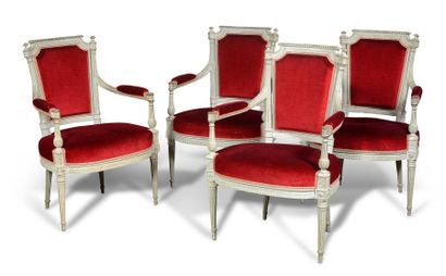 null Suite de 4 fauteuils en bois mouluré et rechampi à décor de colonnettes détachées...