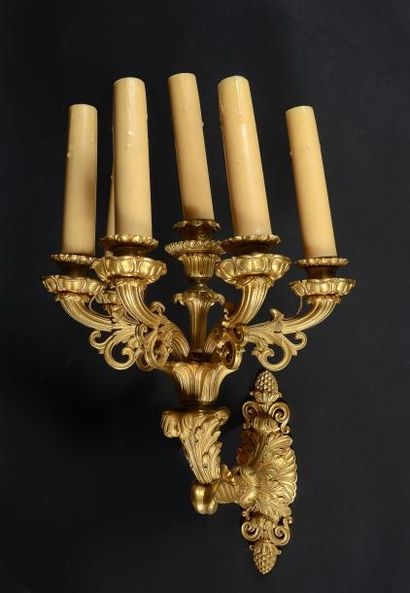 null Suite de 4 appliques à 6 lumières en bronze ciselé et doré à décor de volutes...