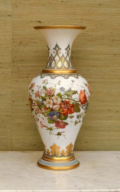 null Vase en cristal opalin de forme balustre à décor floral polychrome de fleurs...