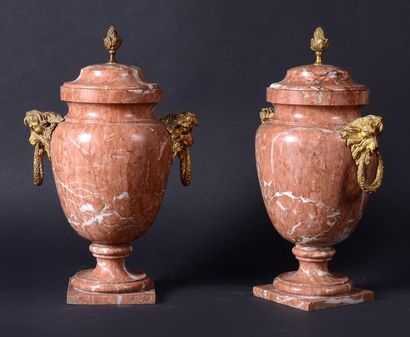 null Paire de vases couverts en marbre rose à veines blanches, de forme balustre....