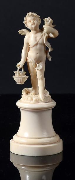 DIEPPE Figure en ivoire d'un angelot aux colombes. H.: 11 cm
