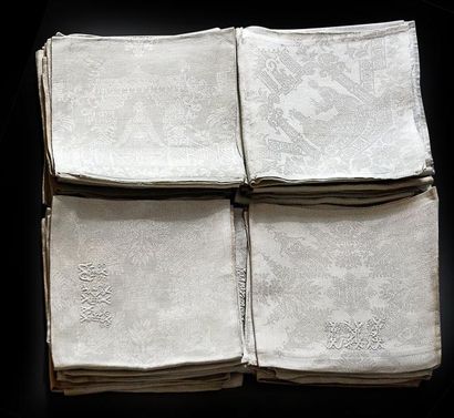 null Nappe et ses vingt-quatre serviettes en damas de lin historié, vers 1840, délicat...