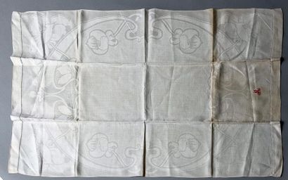 null Quatre serviettes à main en lin damassé, vers 1900, décor végétal Art nouveau...