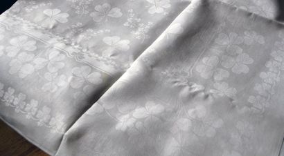 null Nappe et ses douze serviettes en lin damassé, vers 1900, champ parsemé de feuilles...