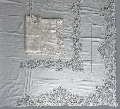 null Parure de lit chiffrée, vers 1900, drap et deux taies en fil, entre-deux et...