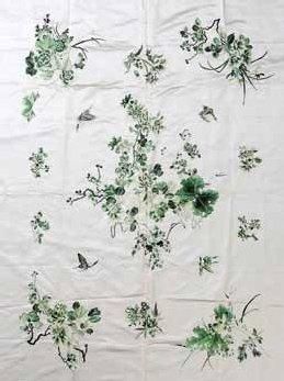 null Tenture brodée, Chine, vers 1900, satin de soie blanc, décor en camaïeu vert...