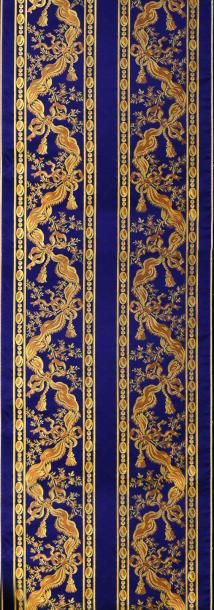 null Deux bordures en lampas de style Louis XVI, soie, l'un fond satin violet à dessin...
