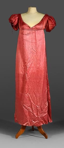 null Robe vers 1815-1820, en satin de soie framboise, corsage taille haute décolleté...