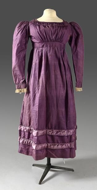 null Robe vers 1825, satin liseré violet à dessins d'écailles; corsage taille haute...