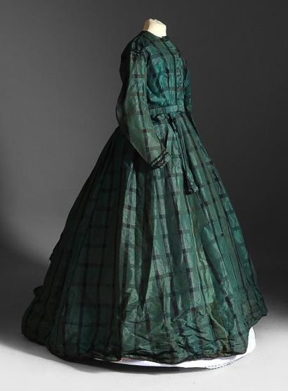 null Robe vers 1860, en taffetas quadrillé vert et noir, corsage à col rond boutonné...