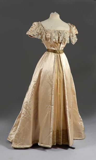 null Robe vers 1900, en satin duchesse rose matelassé, corsage à petites manches...