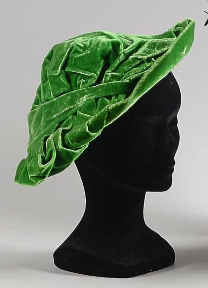 null Chapeau griffé Rose Valois, vers 1935, en velours de soie vert à calotte drapée,...