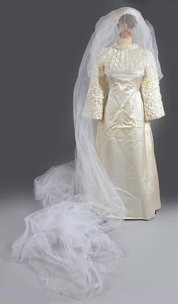 null Robe de mariée vers 1970, Carven, Haute-couture, en satin crème, corsage taille...