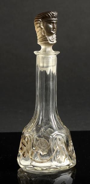 TRAVAIL FRANÇAIS - (années 1920) Curieux flacon carafon égyptomanique en cristal...
