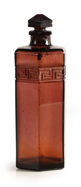 ISABEY «Trésor Caché» - (1926) Flacon en verre teinté améthyste pressé moulé de section...