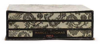 MARCEL ROCHAS «Femme» - (1945) Coffret cubique à 3 tiroirs en carton gainé de papier...