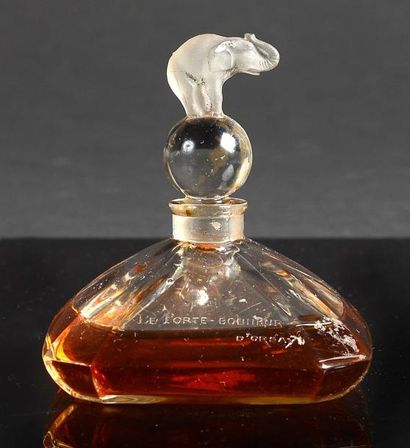 D'ORSAY «Le Porte-Bonheur» - (1913) Flacon animalier en cristal incolore pressé moulé...