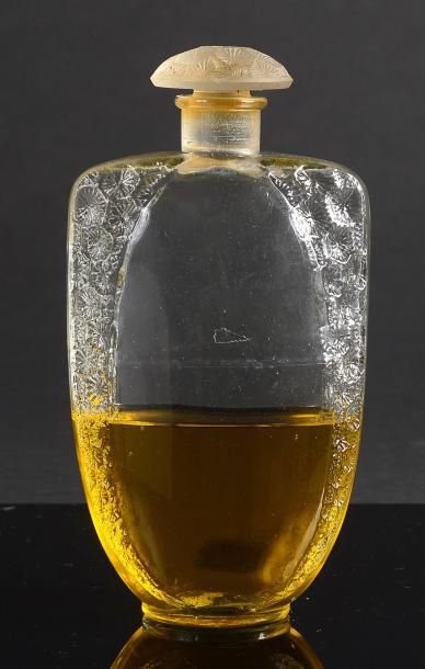 D'ORSAY «Chypre» - (années 1920) Important flacon en verre incolore pressé moulé...