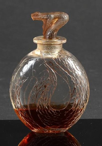 RENE LALIQUE Flacon «Serpent» - (1920) Flacon à parfum en verre incolore pressé moulé...