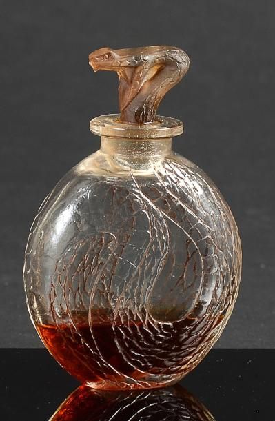 RENE LALIQUE Flacon «Serpent» - (1920) Flacon à parfum en verre incolore pressé moulé...