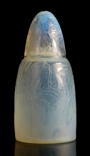 RENE LALIQUE «Papillons» - (1920) Brûle-parfum en verre opalescent bleuté pressé...