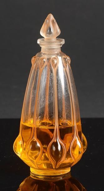 RENE LALIQUE «Olives» - (1912) Flacon à parfum en verre incolore pressé moulé de...
