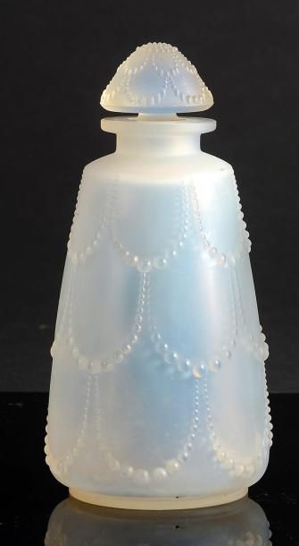 RENE LALIQUE «Perles» - (1926) Flacon à parfum en verre opalescent bleuté pressé...