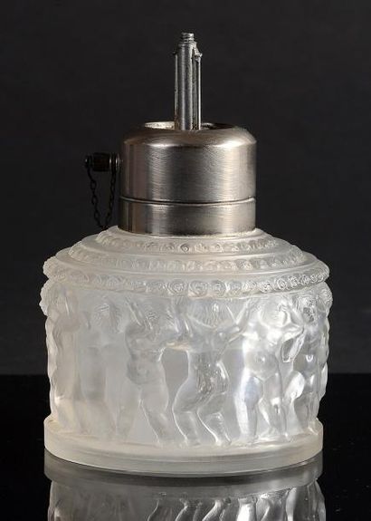RENE LALIQUE «Chérubins» - (1931) Flacon vaporisateur en verre massif incolore pressé...
