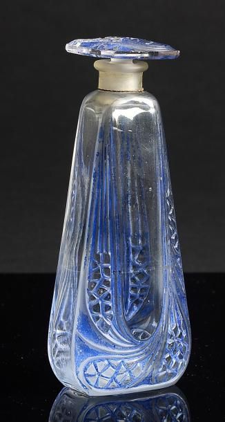 VERRERIE LEFEBURE - (années 1920) Elégant flacon en verre incolore pressé moulé de...