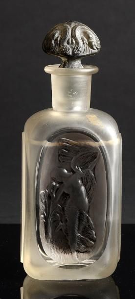 TRAVAIL FRANÇAIS - (années 1920) Flacon carafon en verre incolore pressé moulé dépoli...