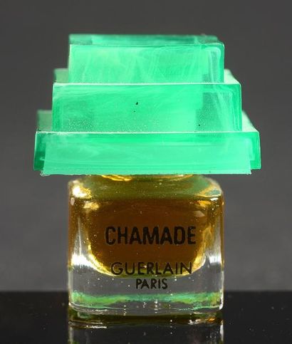 GUERLAIN «Chamade» - (1969) Rare diminutif modèle «pagode» en verre incolore avec...