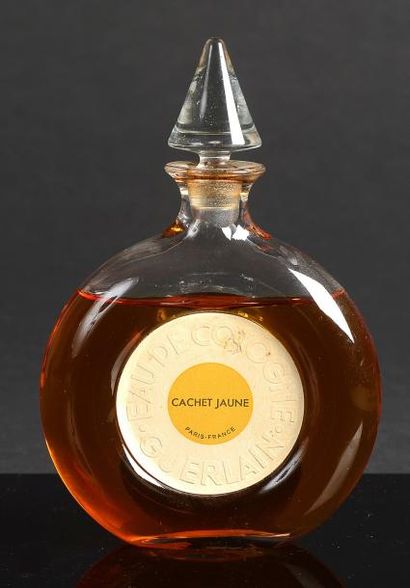 GUERLAIN «Cachet Jaune» - (1936) Flacon en verre incolore pressé moulé de section...
