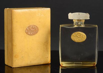 COTY «L'Or» - (années 1910) Présenté dans son coffret carré cubique en carton gainé...