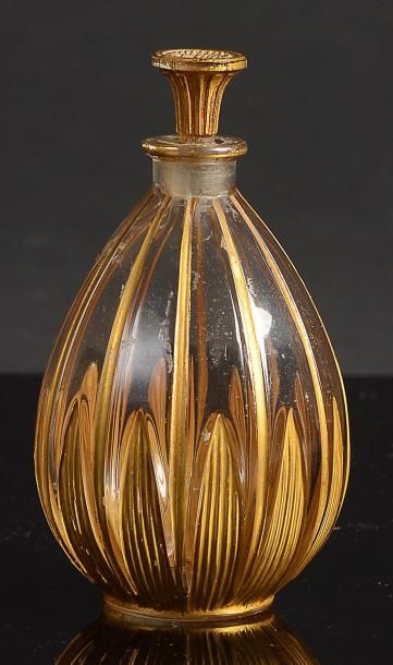 GUELDY «Ador» - (1924) Rare flacon en verre incolore pressé moulé de section cylindrique,...
