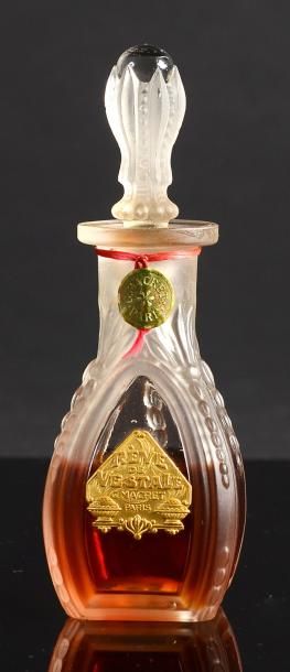 G.MACRET «Rêve de Vestale» - (années 1910) Flacon carafon en verre incolore pressé...