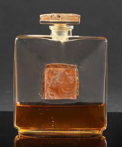 D'HERAUD «Origan» - (années 1920) Flacon en verre incolore pressé moulé de section...