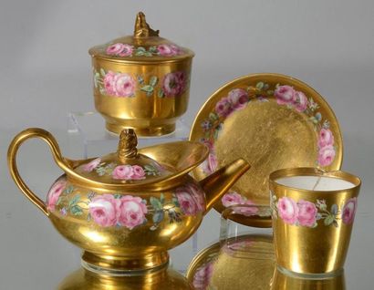 null Rare service à thé en porcelaine dure, composé d'une théière cylindrique et...
