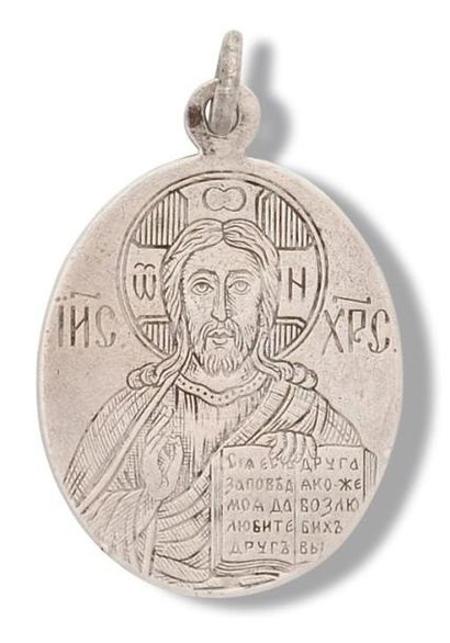 null Médaille pendentif en argent, de forme ovale à l'effigie du Christ Pantocrator....
