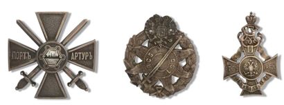 null Lot de trois insignes, commémoratifs de la défense de Port Arthur. Modèles en...