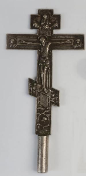 Croix d'autel orthodoxe plate en métal. Crucifixion....